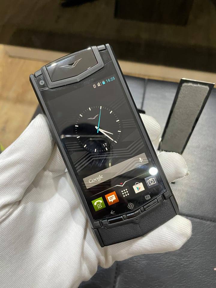 Vertu touch ti pure black like new zin 100%