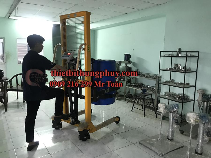 Xe nâng chiếc rót phuy hóa chất