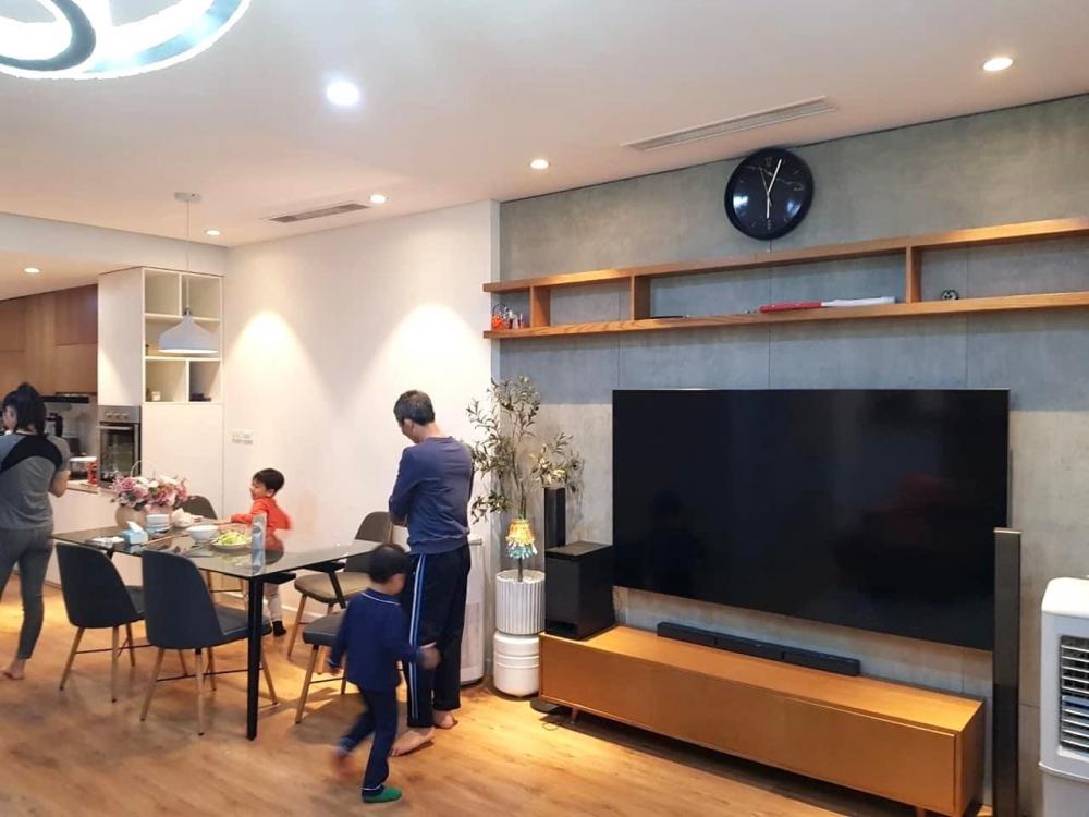 Bán nhà phố Lạc Long Quân, 5 tầng 70m2, MT5,5m, ô tô, gần Hồ Tây, giá 9,6 tỷ